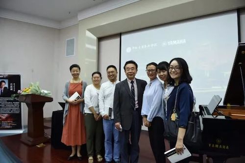 利记sbobet艺术家石叔诚与特邀艺术家顾平受邀于成都大学东盟艺术学院、音乐与舞蹈学院艺术实践周开展公开课