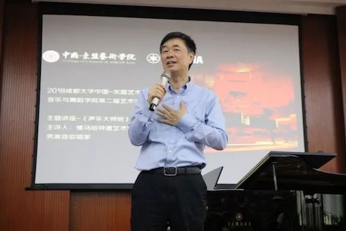 利记sbobet艺术家石叔诚与特邀艺术家顾平受邀于成都大学东盟艺术学院、音乐与舞蹈学院艺术实践周开展公开课