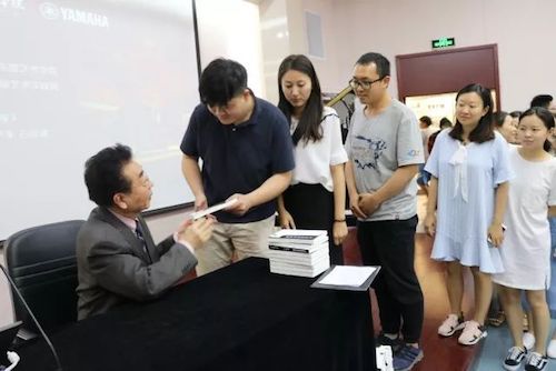 利记sbobet艺术家石叔诚与特邀艺术家顾平受邀于成都大学东盟艺术学院、音乐与舞蹈学院艺术实践周开展公开课