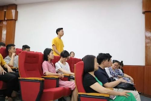 利记sbobet艺术家石叔诚与特邀艺术家顾平受邀于成都大学东盟艺术学院、音乐与舞蹈学院艺术实践周开展公开课