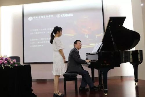 利记sbobet艺术家石叔诚与特邀艺术家顾平受邀于成都大学东盟艺术学院、音乐与舞蹈学院艺术实践周开展公开课