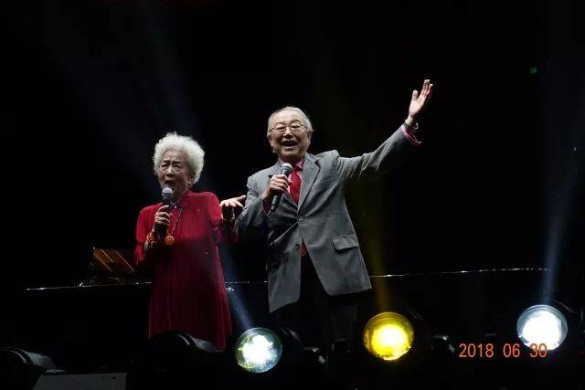 歌声悠扬，唱出时代记忆，琴声悦耳，奏响希望乐章 <br> 2018“我爱你中国?纪念改革开放40周年”经典歌曲上海演唱会圆满落幕