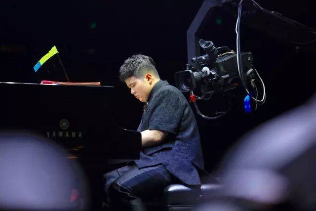 歌声悠扬，唱出时代记忆，琴声悦耳，奏响希望乐章 <br> 2018“我爱你中国?纪念改革开放40周年”经典歌曲上海演唱会圆满落幕