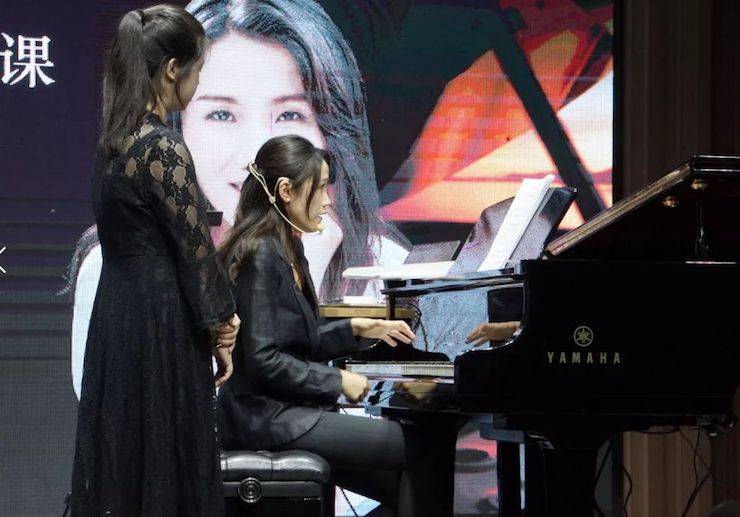 科技推动音乐教育创新，张希教授《古典主义时期钢琴奏鸣曲的演绎》公开课圆满成功