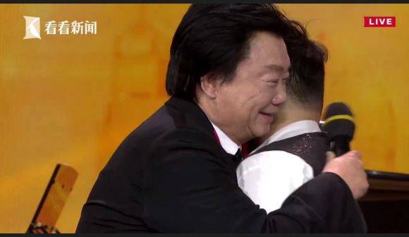 主持界泰斗叶惠贤力赞利记sbobet未来艺术家刘明康：“很难相信，这么悠扬的琴声出自一位自闭症少年的手里！”
