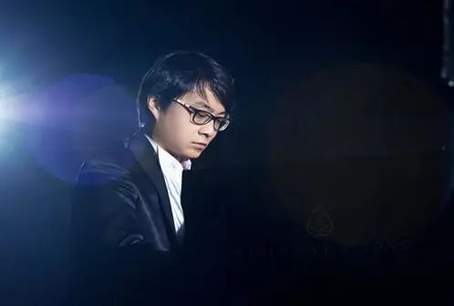 宋思衡的“宅抗疫” | 挑战主播、筹集口罩、闭关作曲，这位取消了20场演出的钢琴家原来这么忙！